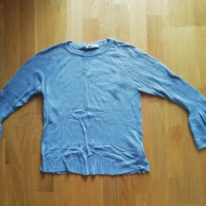 Topp med volang  - Ljusblå topp med volangärm