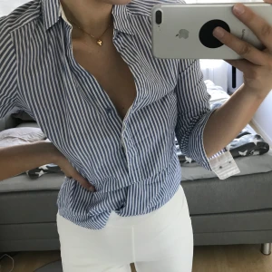 modern skjorta  - fin skjorta som knappt är använd, pris kan diskuteras, hör av er för mer info/bilder osv🤍