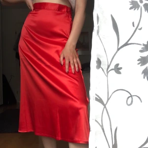 Satinkjol - Världens finaste satinkjol från NA-KD som är helt oanvänd med lappen kvar!❤️