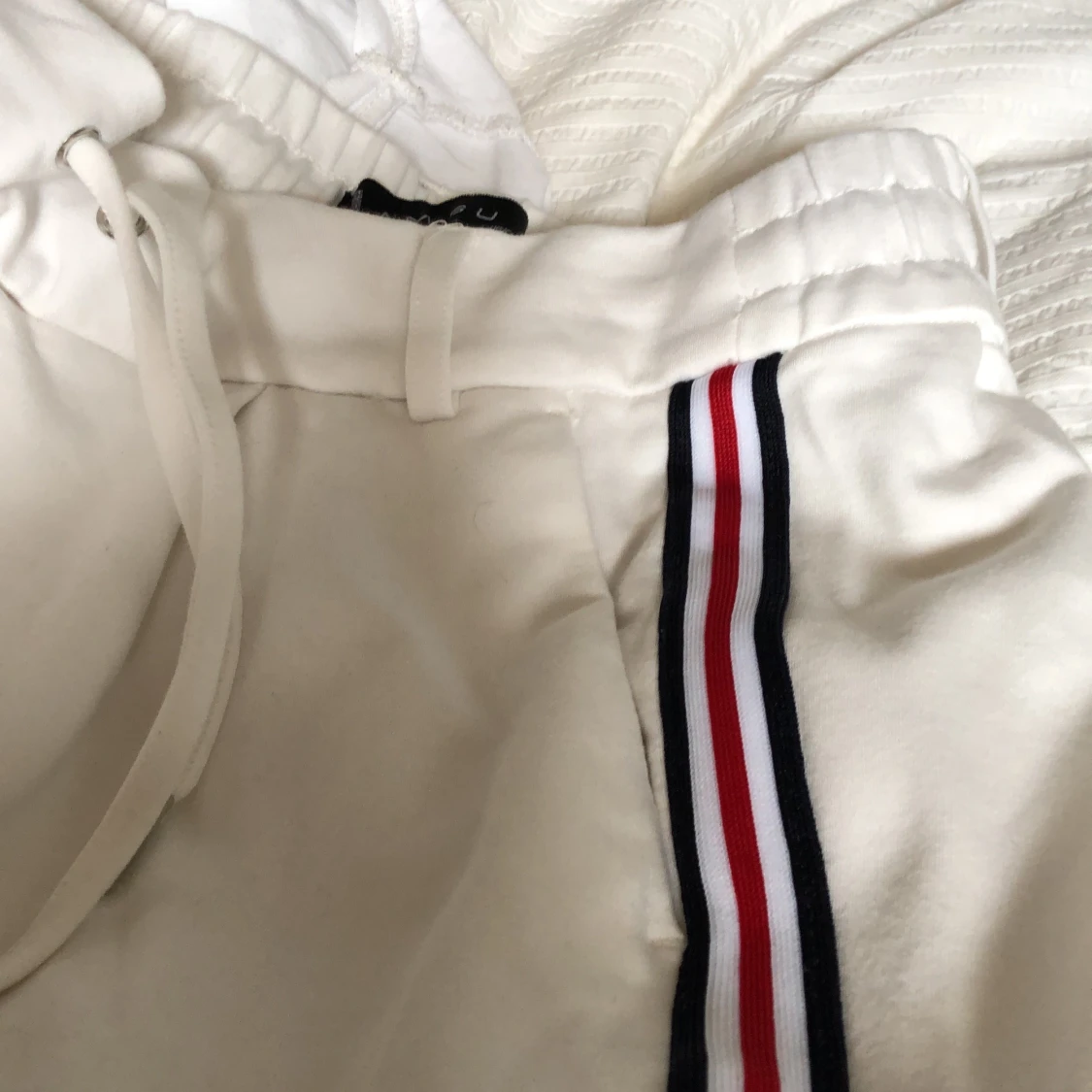 Vita byxor med rand  - 91