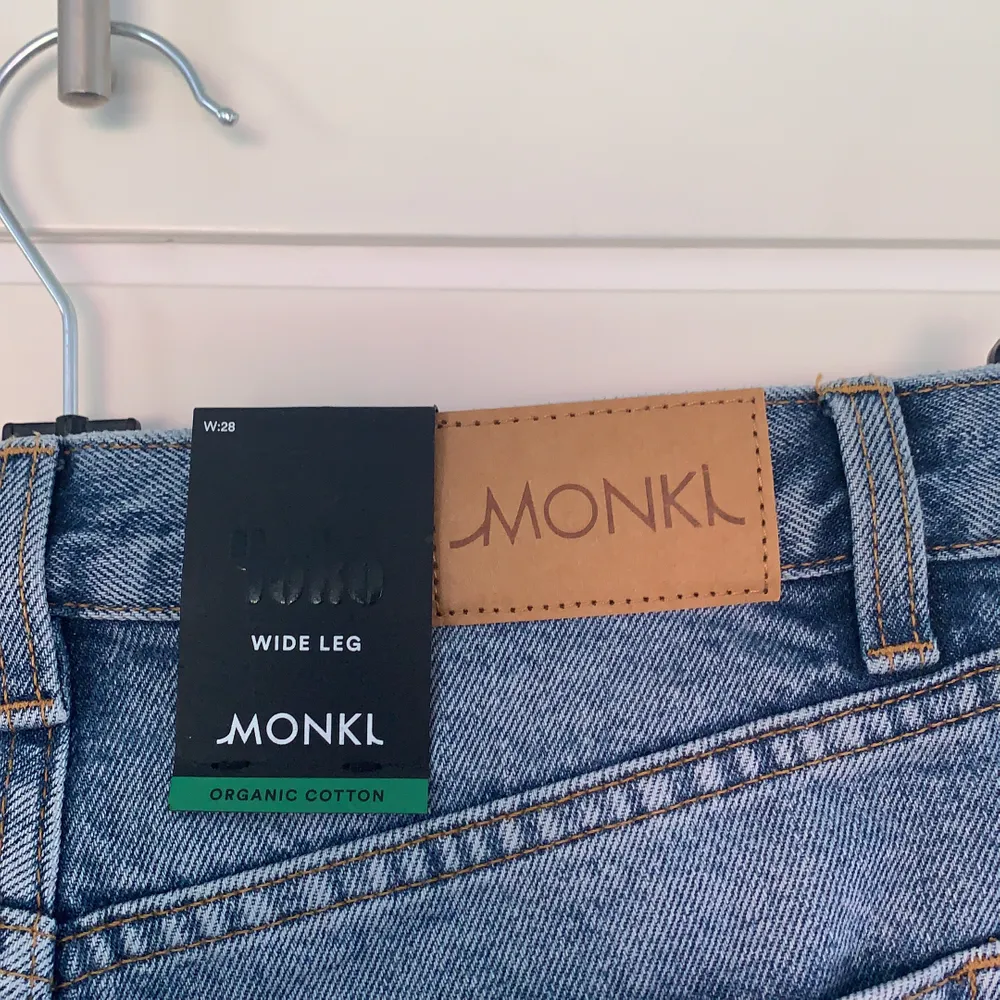 Snygga monki Yokojeans som är köpta här på Plick men passade mig tyvärr inte. Lappar finns kvar så aldrig använda! Strl 28!  250kr + frakt eller bud.. Jeans & Byxor.