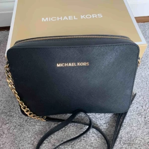  - ÄKTA Michael kors väska i använd/god skick. Detalj och skicket på väskan kan ni ser på andra bilden. KÖPT på MK butik i Mall of scandinavien 