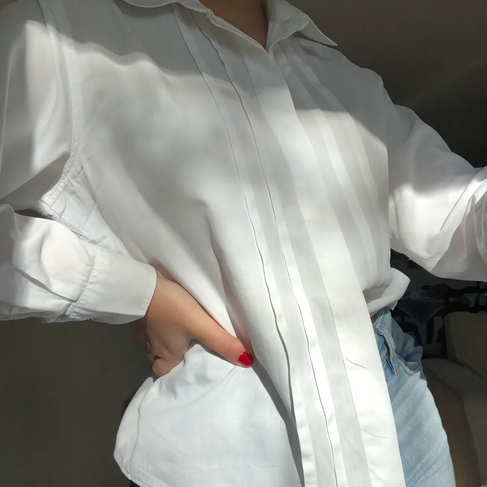 Klassisk vit skjorta från Stenströms med söta gulddetaljer. Använd fåtal gånger och är i nyskick! Passar både M och S ( jag har strl S och passar då perfekt som lite ”oversized”)🤍✌🏼. Skjortor.