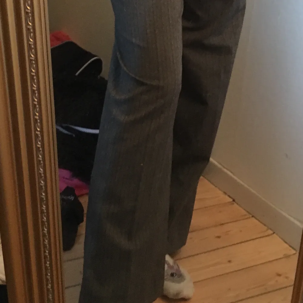 Gråa kostymbyxor från esprit! Skitsnygga o köpta på plick men inte riktigt min stil tyvärr:):):):):). Jeans & Byxor.