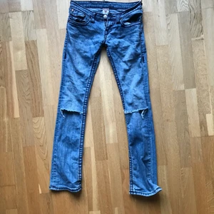 True Religion Jeans - Mest använda paret och men jävligt snygga så säljer istället för att slänga! Tajt med utsvängande nederdel och hål i knäna.
