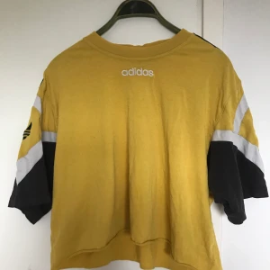 Adidas-tröja - Oversized tröja från adidas! Jag är XS så den kan passa på större storlekar också.
