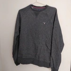 Sweatshirt Gant - Grå sweatshirt från GANT. Storlek S. Sparsamt använd. Köparen står för frakten, skickar spårbart med PostNord. 