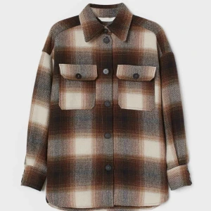  - Rutiga jackan från H&M, har tyckt om och använt mycket därav är den lite sliten men inget som syns. Köpte nu i vintras för 300 kr🤍🤍🤍