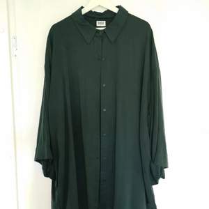 Lång grön skjorta/skjortklänning från Weekday. Mjuk och flowy. Storlek s men väldigt oversized. Bra skick. Frakt tillkommer. 