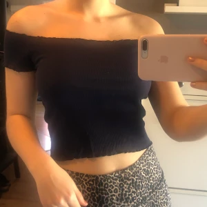 Offshoulder topp - Marinblå topp. -FRAKTEN INGÅR I PRISET!!💜💜
