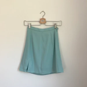 Jättefin turkos pastell kjol - Vintage kjol som var en favorit när när jag var yngre, nu är den tyvärr för liten för mig och letar därför ett nytt hem. Mycket fint skick och skulle säga att den är en storlek xs-s. Frakten ingår i priset🥰