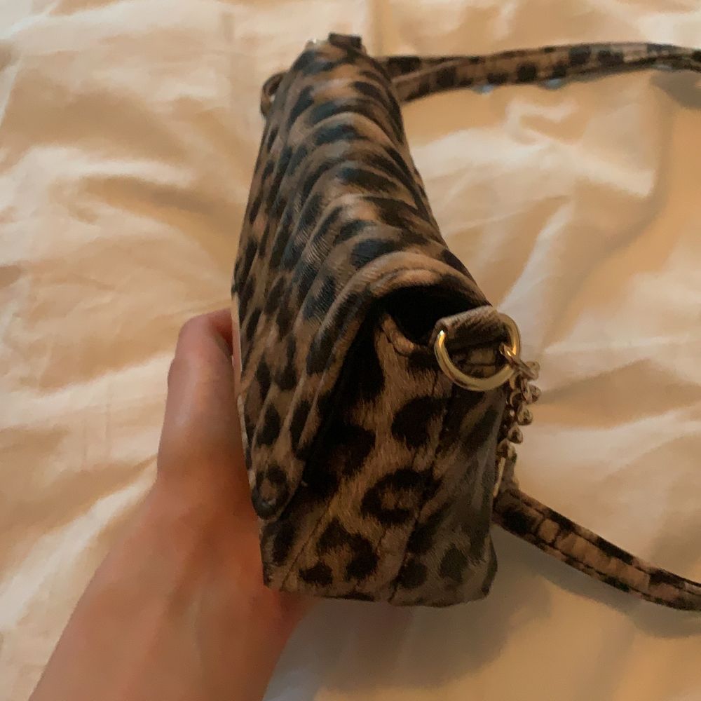 Väska i leopard mönster perfekt till fest eller om man ska till stan. Väskor.