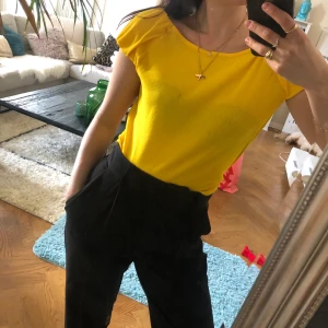 Topp - Snygg topp från mango! Går att ha off-shoulder med :)