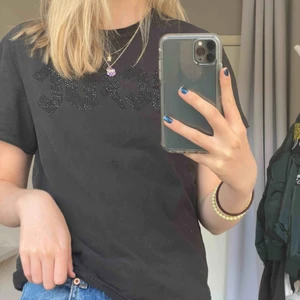  - Fmörkgrå/washed black t-shirt från Nelly. Glittrigt AC/DC tryck på. Säljs pga ingen användning 🖤