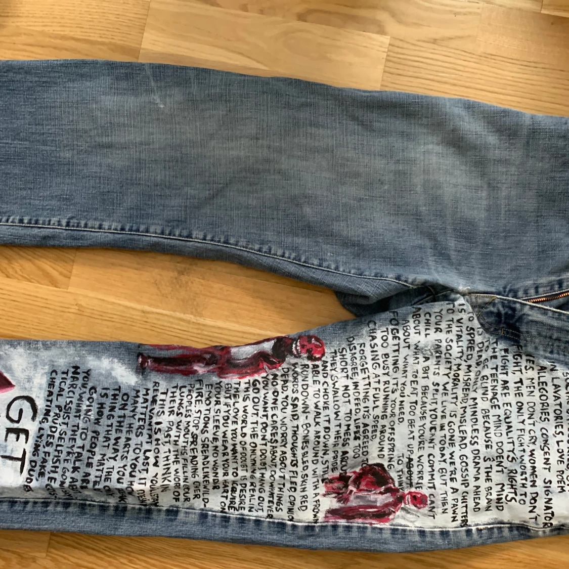 Handmålade jeans med egenskriven dikt:)