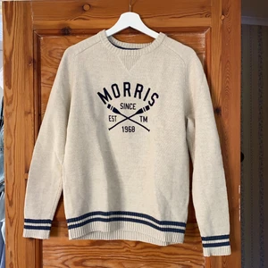 Morris tröja - Off-white Morris tröja. Storlek L men passar M. Bra skick! Frakt tillkommer 