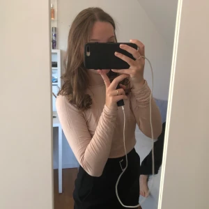 Beige body - En fin beige body från Nelly som har en bra passform. Går att kombinera med mycket! Säljer då den är lite för stor. Köper man 2 plagg får man frakten på köpet 💞 Vid fler intressen får man buda 🥰