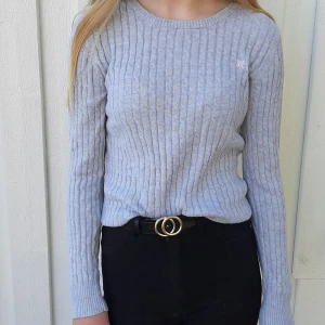 Tröja  - Säljer denna gråa ginatricot tröja. Är i bra skick. Frakt tillkommer 🥰❤