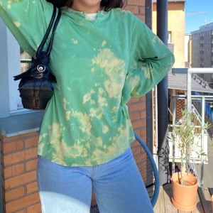 Sjukt snygg tie dye tröja i grönt - Galet fina färger på denna lite över sized tröja. Mycketbra skick. Sååå fin! Frakt på 42 annars möts vi på söder!💋 högsta budet 150kr