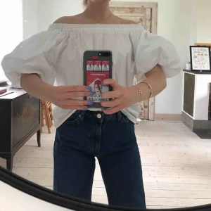  - Superfin blus från BIKBOK. Sälja inte längre. Puffärmar, helvit, använd vid enstaka tillfälle.