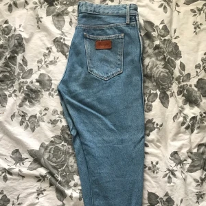 Wrangler byxor - Sitter bra om rumpan dock lite stora vid midjan för mig som är XS/S. Använts bra men lite på senare tid. Köparen står för frakt!