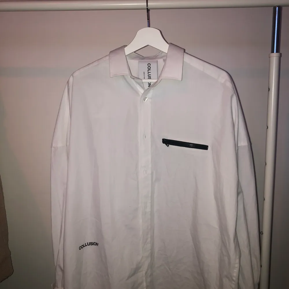 Häftig vit skjorta i oversize med snygga tryck, strl S men sitter som vanlig M frakten ingår i priset. Skjortor.