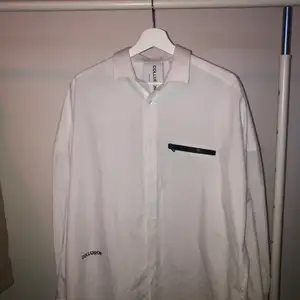 Häftig vit skjorta i oversize med snygga tryck, strl S men sitter som vanlig M frakten ingår i priset