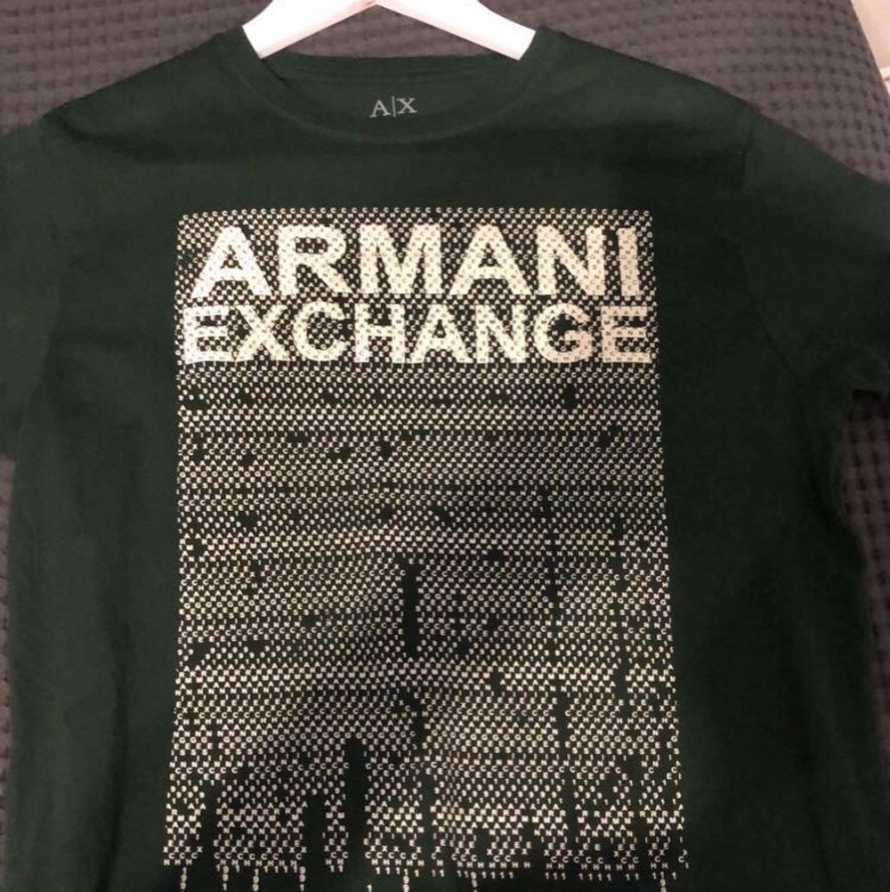 Äkta Armani Exchange med text av ”Armani Exchange” över hela rutan med små bokstäver. Använd typ 3-4 gånger. Pris kan diskuteras . T-shirts.