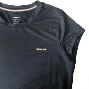 Träningströja från Reebok - Svart träningströja från Reebok i storlek M men sitter som en XS. Köpt second hand för 70 kr, säljes för 105 (+ 50 % som oavkortat går till UNICEF). Kan fraktas (frakt tillkommer).