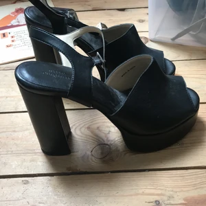 Oanvända klackar med tjockare klack - Snygga 70 tals klackar. Helt nya i fint skick från Urban outfitters. Storlek 8. Otroligt snygga till jeans också