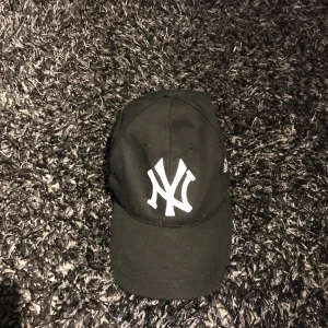 New York - Helt ny svart New Yorker keps jättefin🌸 Köparen står för frakten🌸