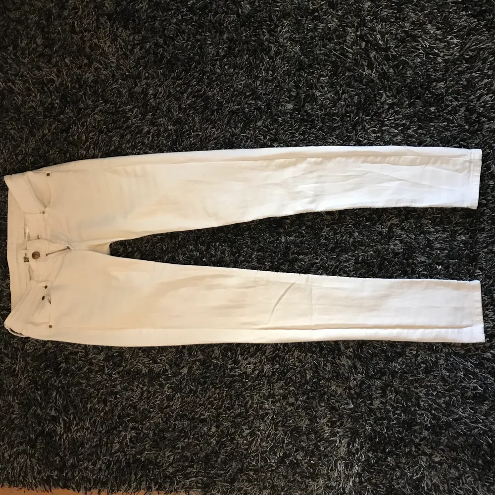Jättesnygga och sköna vita byxor ifrån Denim allt man önskar sig, storlek S🌸 Köparen står för frakten. Jeans & Byxor.