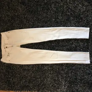 Jättesnygga och sköna vita byxor ifrån Denim allt man önskar sig, storlek S🌸 Köparen står för frakten