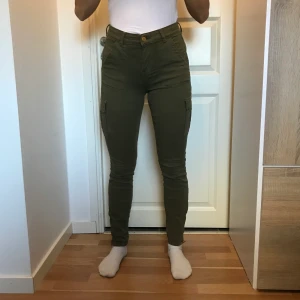 Amisu - Jättefina och bekväma byxor ifrån Amisu ger jättesnygga kurvor, storlek S🌸 Köparen står för frakten🌸