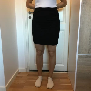 Ginatricot - Jättesnygg svart kjol gjord av bomull så den är mycket bekväm och sexig ifrån Ginatricot, storlek XS🌸 Köparen står för frakten🌸