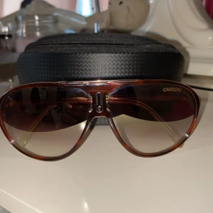 Carrera - Säljer mina äkta carrera solglasögon inköpta på Sturegallerian i Stockholm. De är använda endast ett fåtal gånger! Nypris: 1399kr nu: 400kr + frakt 63kr