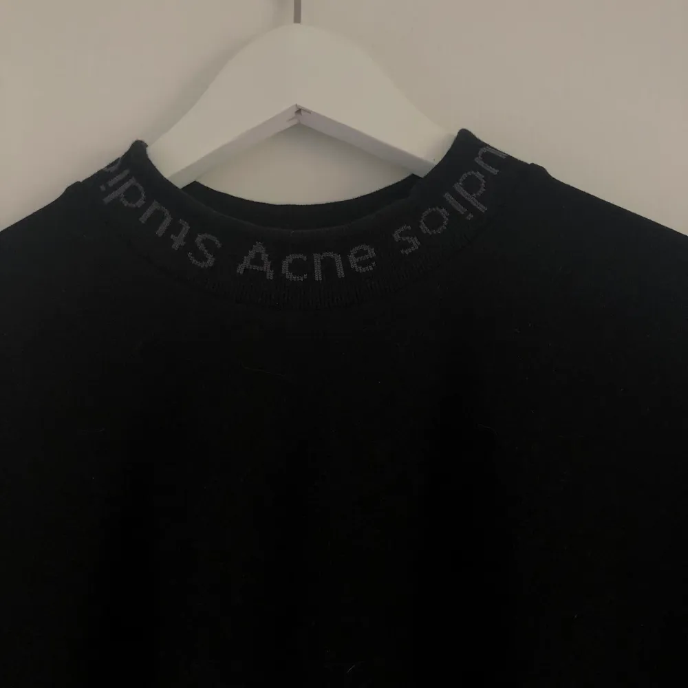 Acne studios tröja helt ny! Storlek XS men sitter som en S. Ny pris 1400kr säljer den för 700kr. T-shirts.