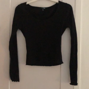 Kort svart topp - Kort svart topp från FashionNova, strl M. 60kr (köparen står för frakt)