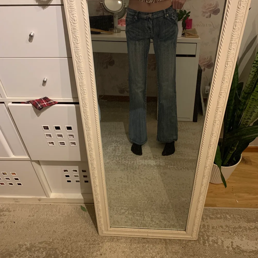 Ett par lågmidjade Victoria Beckham jeans som tyvärr är för stora för mig i midjan(håller upp de på bilderna). Står att midjan är 31 men skulle säga ungefär 29. Skriv privat för mer bilder eller liknande, om fler är intresserade får ni buda i kommentarerna💕 BUGIVNING AVSLUTAS PÅ MÅNDAG, FÖR DIREKTKÖP: 500kr💕. Jeans & Byxor.