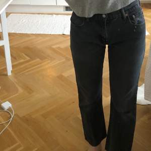 Mrökgråa Levis jeans, Modell 517, storlek W31 L34 (de är upplagda till en längd som 32:or. Ett hål på ett av knäna & de är upplagda sedan tidigare)