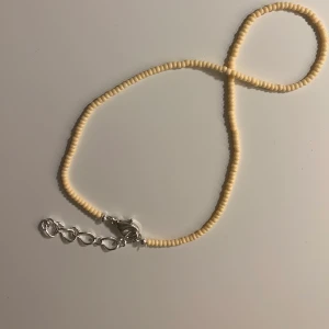 Smalt pärlhalsband  - 💛Pärlhalsband💛 (smalt, cremegul / pastellgul) vilken färg du vill! Har typ alla, ljus, mörk, pastell, genomskinlig :)