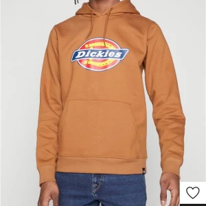 Dickies hoddie - Har denna dickies hoddie i storlek x-small men passar både small och medium. Kan skicka på posten men du står för frakten annars kan jag mötas upp i fagersta eller kopparberg. Helt okej skick