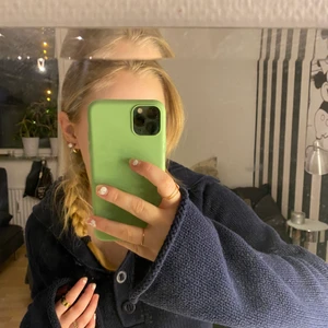 Race marine tröja i strl M  - En söt trendig stickad polo med knapp tröja. Köpt för ca 2 år sedan men endast använd två gånger, alla knapparna sitter bra  och tyget är inte det minsta slitet. Den har lite utsvängda ärmar längst ned och slutar där byxorna börjar. Sitter perfekt 