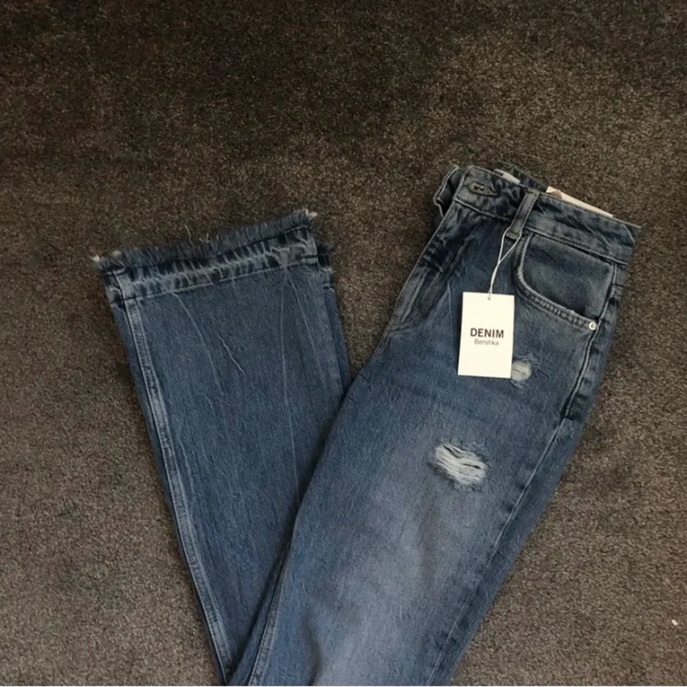Skit fina jeans från bershka som tyvärr inte kommer till användning. nypris: 400. Jeans & Byxor.