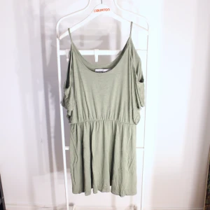 IVYREVEL klänning med utskurna axlar - Grön klänning med utskurna axlar från Ivyrevel I fint skick! storlek: M Direkt pris: 30kr, Skriv buden till mig privat eller kommentera på bilden! Buda med minst 5kr varje gång ✨(Alla bud är välkomna) Köpare står för frakten (Du bestämmer vilket paket så länge det uppfyller vikt och storleks kraven)