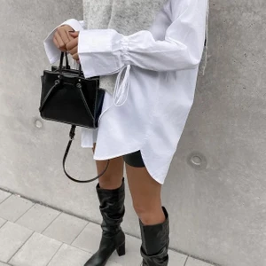 Oversized skjorta NAKD - Så snygg oversized skjorta från NAKD med knyte i armarna! Storlek 38 🥰 Lånade bilder, kan givetvis skicka egna också! 