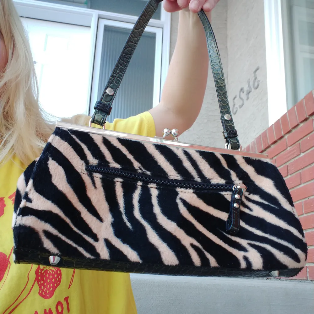 Guess animal print bag. Vintage, not genuine Guess bag but in good condition. . Väskor.