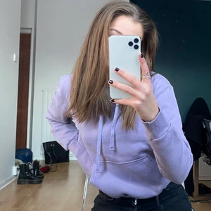 Lila hoodie - Lila hoodie från H&M i storlek S, använd fåtal gånger :)