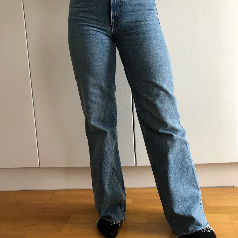 Säljer mina favorit jeans från zara i modellen wide leg. Är i bra skick och klippta efter min längd (163 cm). Köparen står för frakten🥰 Buda gärna i kommentarerna❣️. Jeans & Byxor.