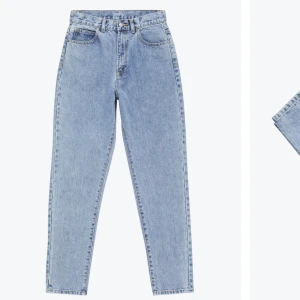 Dr Denim Nora mom jeans  - Storlek 27/32. Använda en del men i fint skick. Väldigt fin ljus denim färg. Köpta för ca 600 kr. Säljs pga att dom är för små. Köpare står för frakten. ⭐️